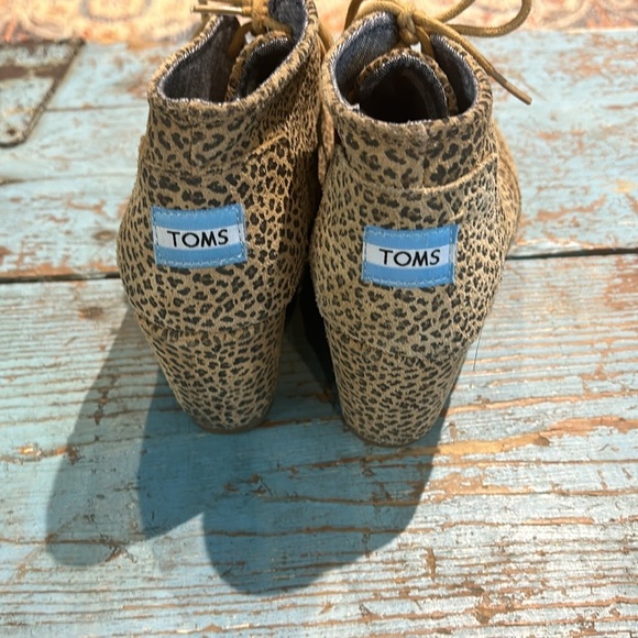 Toms Cheetah Wedge women’s Size 7.5 - Picture 3 of 6